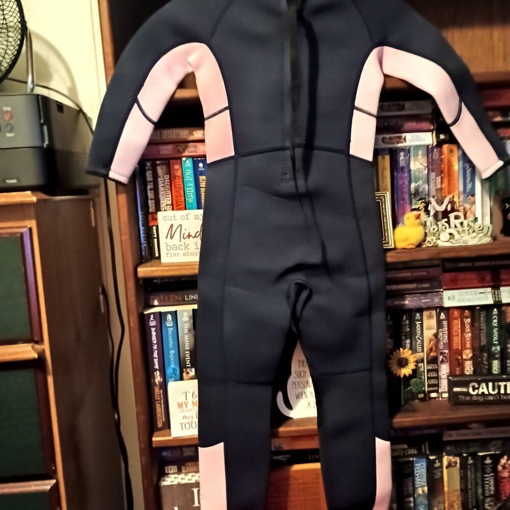 Goldfin wetsuit size 6